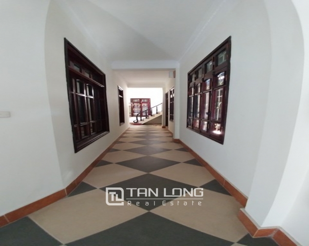 Beautiful villa for lease in Tran Quang Dieu. 1