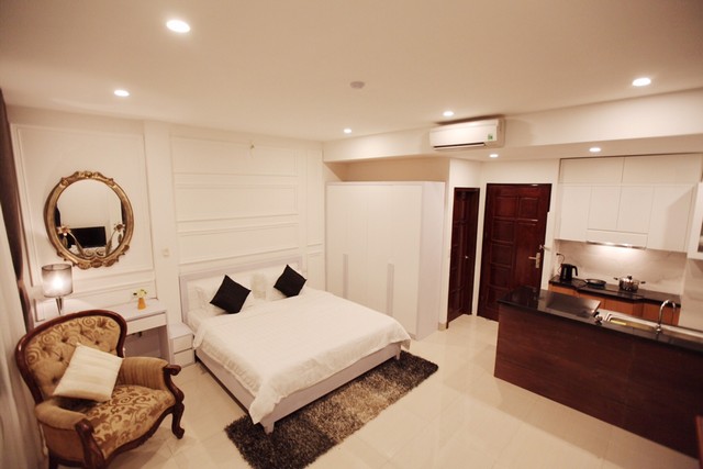Charming 1 bedroom serviced apartment rental with street view in Ngo Quyen, Hoan Kiem