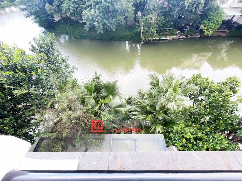 Cool river-view garden villa for rent in Vinhomes Riverside Long Bien 9