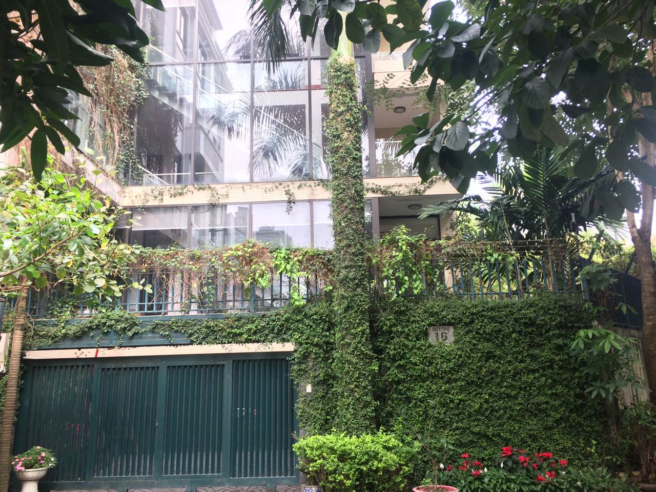 Gardening villa for rent in Nguyen Khanh Toan street, Cau Giay district!