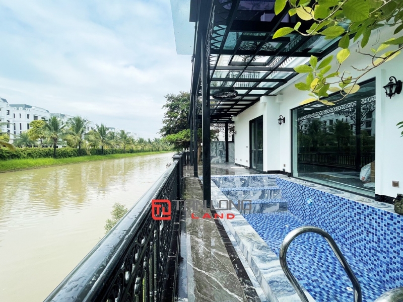 Graceful lake-view villa for rent in Vinhomes Riverside Long Bien 4
