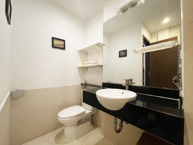 Lake view Ngoc Khanh 1 bedroom apartment in Ba Dinh for rent. 1