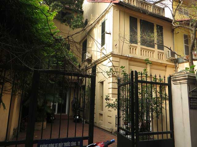 Nice 3 storey villa with big courtyard for rent in Tong Duy Tan, Ba Dinh, Hanoi