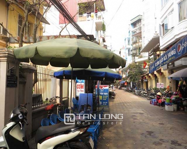 Nice 3 storey villa with big courtyard for rent in Tong Duy Tan, Ba Dinh, Hanoi 1
