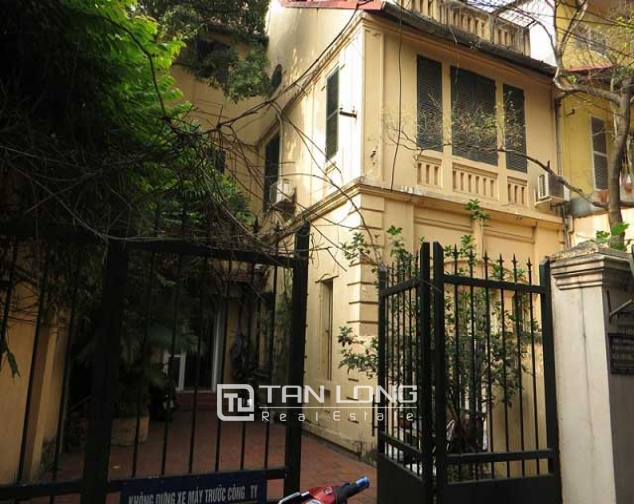 Nice 3 storey villa with big courtyard for rent in Tong Duy Tan, Ba Dinh, Hanoi 2