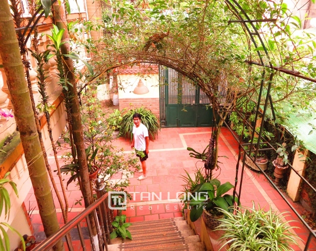 Villa with big garden for rent near Huu Tiep market, Ngoc Ha, Ba Dinh district 4